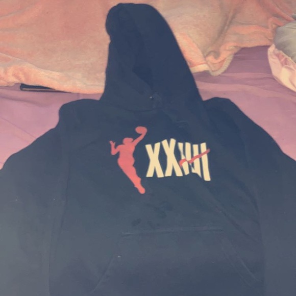 Dresses 7$, skirts 5$, robe 15$, jean jacket 30$, hoodie 15$, jackets 7$ - Picture 10 of 14